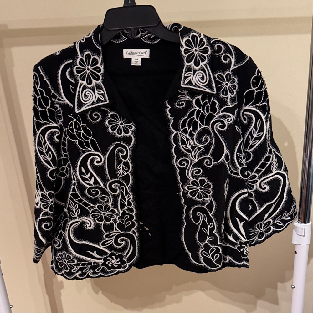 Coldwater Creek Black Jacket with White Floral Embroidery B1R